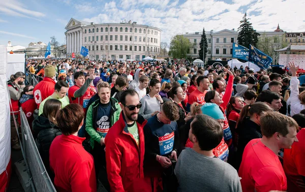 Many people before start of Nova Poshta Kyiv Half Marathon. 09 april 2017. Ukraine — Stock Photo, Image