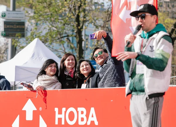 Happy fans on the Nova Poshta Kyiv Half Marathon. 09 april 2017. — Stock Photo, Image