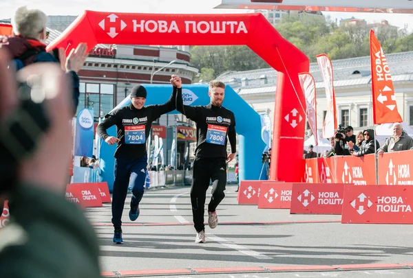 Finitori di 5 km di distanza alla Nova Poshta Kyiv Half Marathon. 09 aprile 2017. Ucraina — Foto Stock