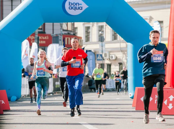 5 公里距离在新星波什塔基辅半程马拉松的选手。2017 年 4 月 9 日。乌克兰 — 图库照片
