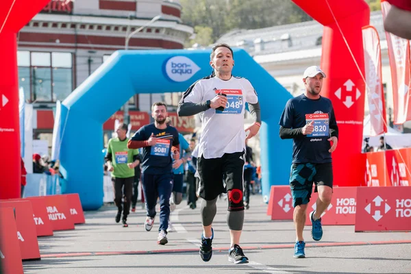 Helyezettje, a Nova Poshta Budapest Félmaraton 5 km távolságra. 2017. április 09.. Ukrajna — Stock Fotó