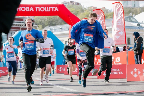 Nova Poshta Kiev yarı maraton 5 km mesafede bitirenler. 09 Nisan 2017. Ukrayna — Stok fotoğraf