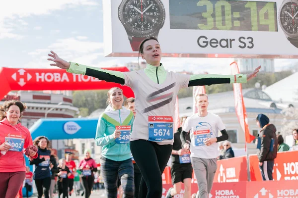 Finitori di 5 km di distanza alla Nova Poshta Kyiv Half Marathon. 09 aprile 2017. Ucraina — Foto Stock