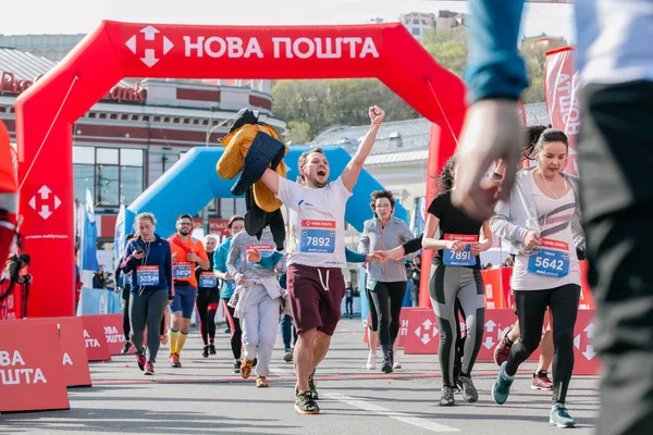 5 公里距离在新星波什塔基辅半程马拉松的选手。2017 年 4 月 9 日。乌克兰 — 图库照片
