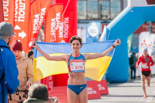 Yaremchuk Sofiia kończy na drugim miejscu odległość 21 km w Nova poczta Kijów półmaraton. 09 kwietnia 2017 r. — Zdjęcie stockowe