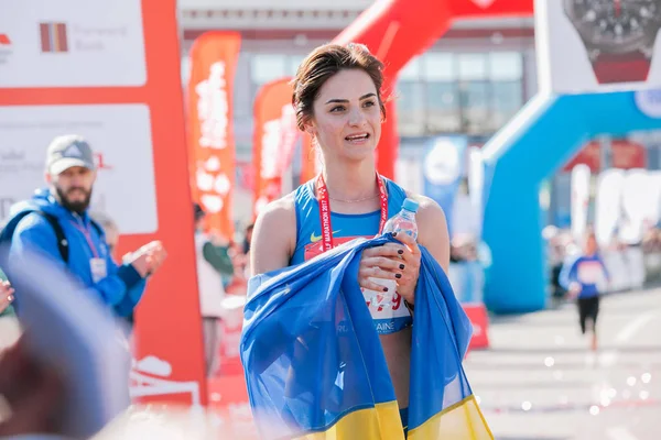 Yaremchuk Sofiia finisce al secondo posto di 21 km di distanza alla mezza maratona di Nova Poshta Kyiv. 09 aprile 2017 — Foto Stock