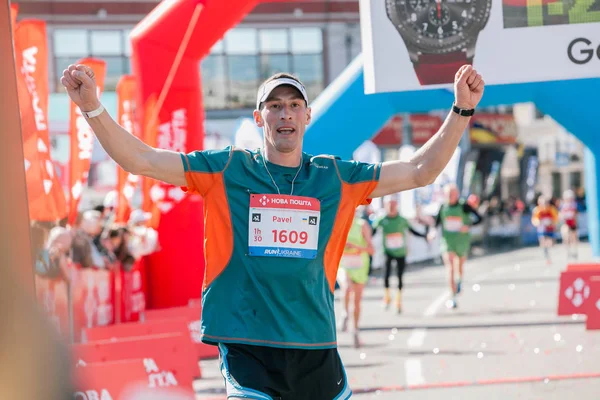 Boldog finisher a Nova Poshta Budapest Félmaraton 21 km távolságra. 2017. április 09. — Stock Fotó