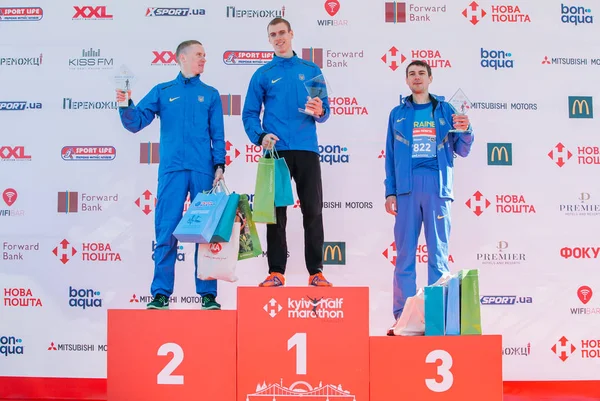 Vencedores do prêmio entre os homens na corrida por uma distância de 5 km na Meia Maratona Nova Poshta Kyiv. 09 Abril 2017 — Fotografia de Stock