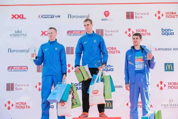 Výherci u mužů v závodě do vzdálenosti 5 km na Nova pošta Kyjev půlmaraton. 09. dubna 2017 — Stock fotografie