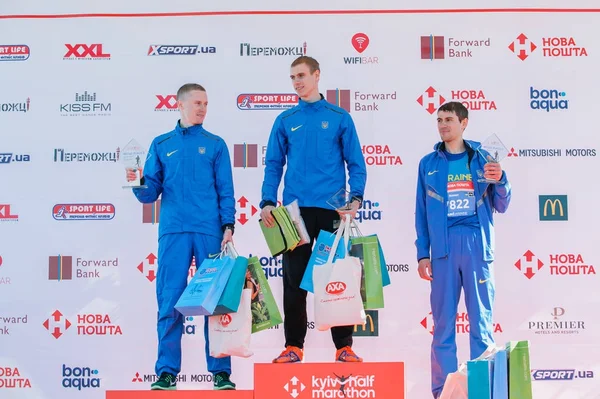Ganadores de premios entre los hombres en la carrera por una distancia de 5 km en la Media Maratón Nova Poshta Kiev. 09 abril 2017 —  Fotos de Stock