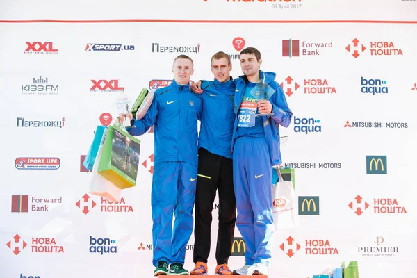 Ganadores de premios entre los hombres en la carrera por una distancia de 5 km en la Media Maratón Nova Poshta Kiev. 09 abril 2017 —  Fotos de Stock