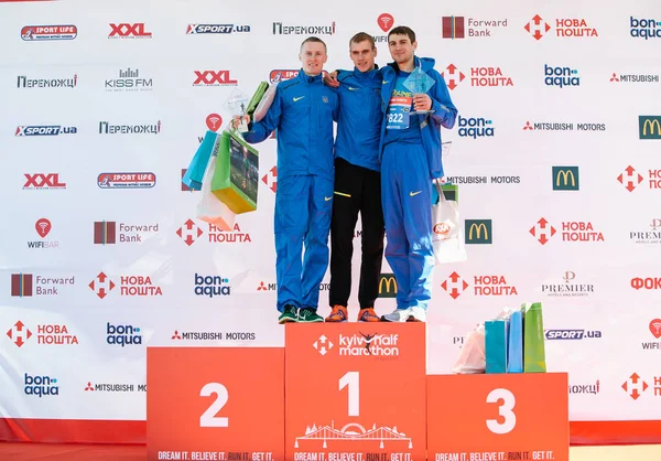 Výherci u mužů v závodě do vzdálenosti 5 km na Nova pošta Kyjev půlmaraton. 09. dubna 2017 — Stock fotografie