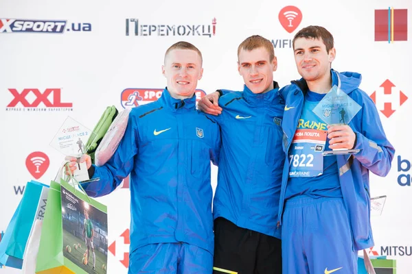 Ganadores de premios entre los hombres en la carrera por una distancia de 5 km en la Media Maratón Nova Poshta Kiev. 09 abril 2017 —  Fotos de Stock