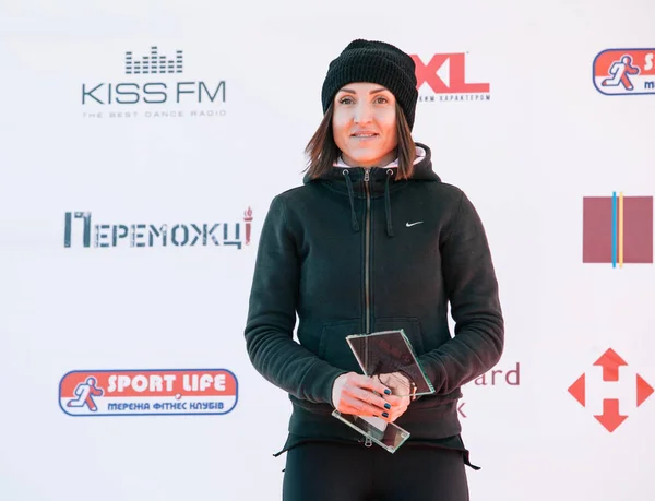 El ganador del premio Saviuk Natalyia en la carrera por una distancia de 5 km en la Media Maratón Nova Poshta Kyiv. 09 abril 2017 —  Fotos de Stock