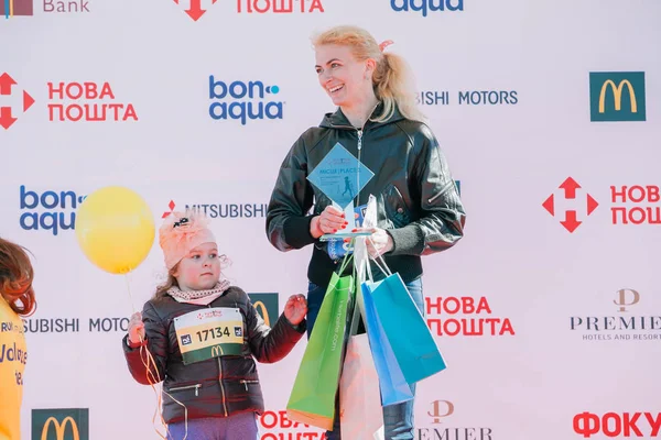 Prize winner Zavhorodnia Viktoriia (3nd place) in the race for a distance of 5 km at the Nova Poshta Kyiv Half Marathon. 09 april 2017 — Stock Photo, Image