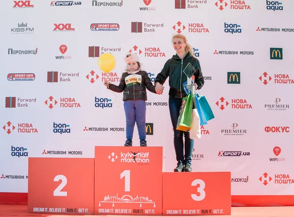 Vencedor do Prêmio Zavhorodnia Viktoriia (3o lugar) na corrida por uma distância de 5 km na Meia Maratona Nova Poshta Kyiv. 09 Abril 2017 — Fotografia de Stock