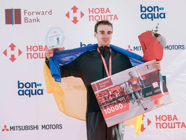 Ganador del premio Romanenko Roman (3d lugar) en la carrera por una distancia de 21 km en la Media Maratón Nova Poshta Kyiv. 09 abril 2017 —  Fotos de Stock