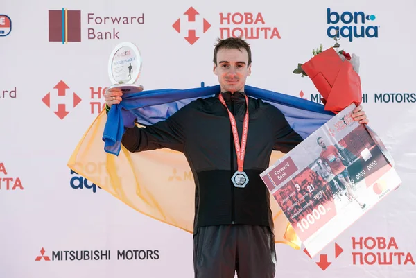 Vencedor do Prêmio Romanenko Roman (3d lugar) na corrida por uma distância de 21 km na Meia Maratona Nova Poshta Kyiv. 09 Abril 2017 — Fotografia de Stock