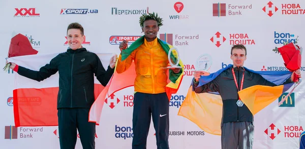 Vencedores de prêmios entre os homens na corrida por uma distância de 21 km na Meia Maratona Nova Poshta Kyiv. 09 Abril 2017 — Fotografia de Stock