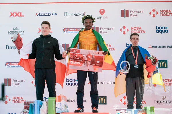 Cena vítězů mezi muži v závodě na vzdálenost 21 km v Nova Poshta Kyjevské Půlmarathónu. 09 duben 2017 — Stock fotografie