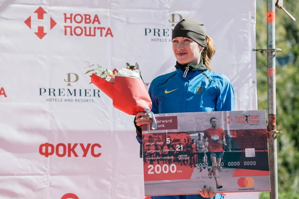 Vítězové ceny (5 místa) mezi ženami v závodě na vzdálenost 21 km v kyjevském Půlmarathónu Nova Poshta. 09 duben 2017 — Stock fotografie