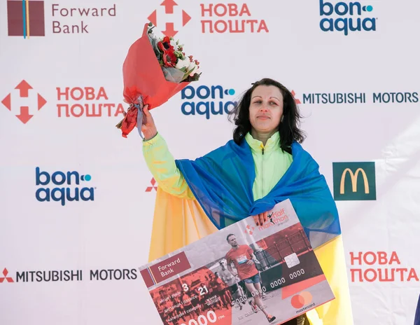 Prize winner Ovcharuk Vera (3d place) in the race for a distance of 21 km at the Nova Poshta Kyiv Half Marathon. 09 april 2017 — Stock Photo, Image