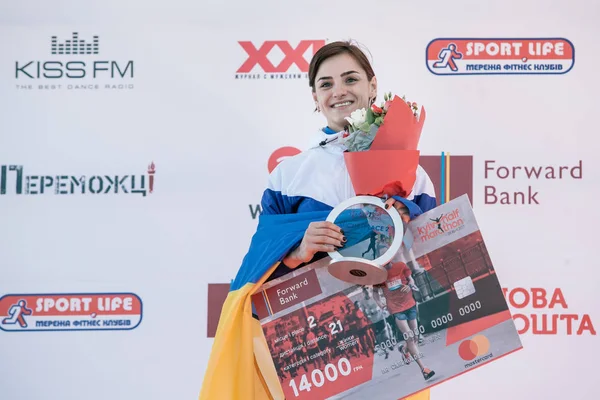 Vencedor do Prêmio Yaremchuk Sofiia (segundo lugar) na corrida por uma distância de 21 km na Meia Maratona Nova Poshta Kyiv. 09 Abril 2017 — Fotografia de Stock