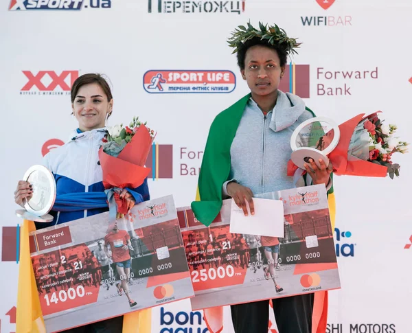 Ganadores de premios entre las mujeres en la carrera por una distancia de 21 km en la Media Maratón Nova Poshta Kiev. 09 abril 2017 —  Fotos de Stock