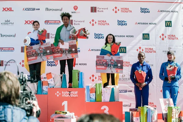 Cena vítězů mezi ženami v závodě na vzdálenost 21 km v Nova Poshta Kyjev půlmaraton. 09 duben 2017. — Stock fotografie