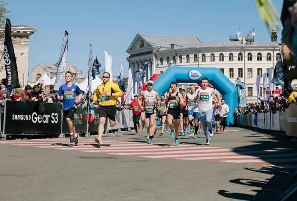 Nova Poshta Kiev yarı maraton 10 kilometre bir mesafe için yarışın başlangıç. 09 Nisan 2017 — Stok fotoğraf