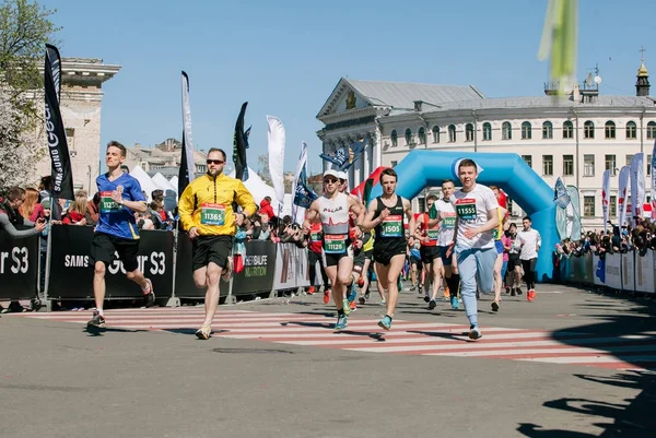 Початку перегонів на відстані 10 км в Нова Пошта Київський напівмарафон. 09 квітня 2017 — стокове фото