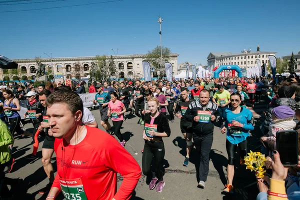 10 km-re, a Nova Poshta Budapest Félmaraton verseny kezdete. 2017. április 09. — Stock Fotó
