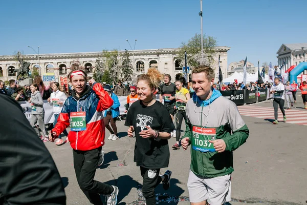 Partenza della gara per una distanza di 10 km presso la Nova Poshta Kyiv Half Marathon. 09 aprile 2017 — Foto Stock