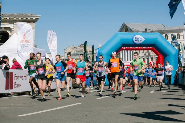 10 km-re, a Nova Poshta Budapest Félmaraton verseny kezdete. 2017. április 09. — Stock Fotó