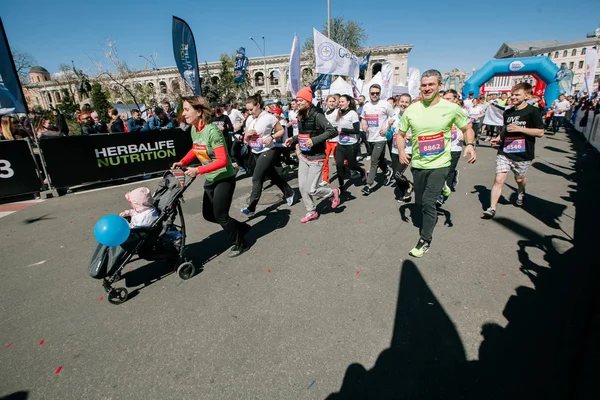 Start of the race for a distance of 10 km at the Nova Poshta Kyiv Half Marathon. 09 april 2017 — Stock Photo, Image