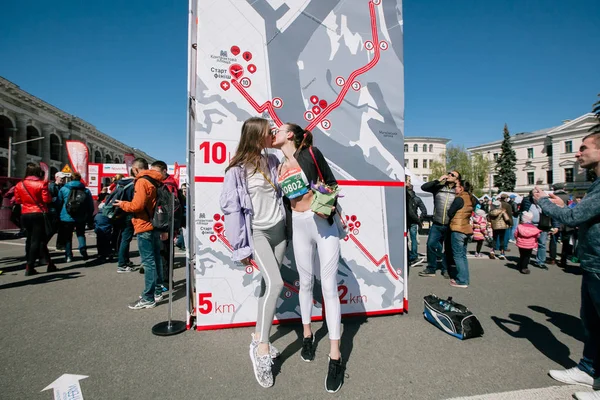 Beautiful women kissing at the Nova Poshta Kyiv Half Marathon. 09 april 2017 — Stock Photo, Image