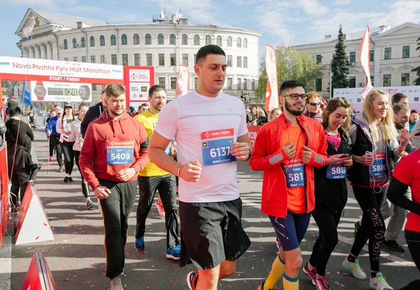 Ludzie rozpoczynający Nova poczta Kijów półmaraton. 09 kwietnia 2017 r. Ukraina Obrazy Stockowe bez tantiem