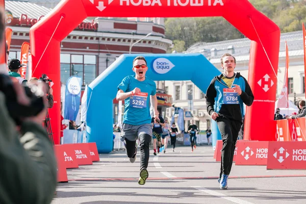 Nova Poshta キエフのハーフ マラソンで 5 km の距離の完走。2017 年 4 月 9 日。ウクライナ ロイヤリティフリーのストック写真