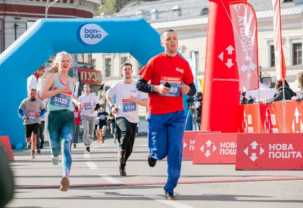 Nova Poshta キエフのハーフ マラソンで 5 km の距離の完走。2017 年 4 月 9 日。ウクライナ ストック画像