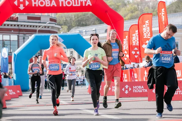 Finisher über 5 km beim nova poshta kyiv Halbmarathon. 09. April 2017. ukraine lizenzfreie Stockbilder