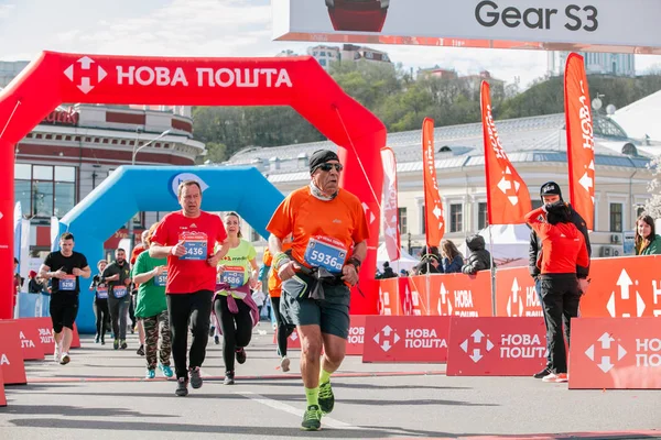 Finalistas de 5 km de distância na Meia Maratona Nova Poshta Kyiv. 09 de abril de 2017. Ucrânia Fotografia De Stock