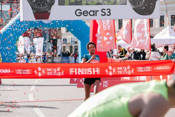 Radka Belaynesh Beyene dokončí vítěz 21 km vzdálenosti na Nova pošta Kyjev půlmaraton. 09. dubna 2017. Ukrajina Stock Snímky