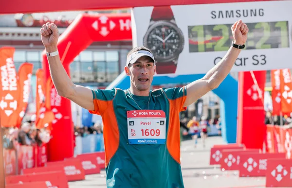 Feliz finalizador de 21 km de distância na Meia Maratona Nova Poshta Kyiv. 09 Abril 2017 Imagem De Stock