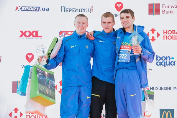 Sieger bei den Männern im Rennen über eine Distanz von 5 km beim nova poshta kyiv Halbmarathon. 09. April 2017 Stockbild