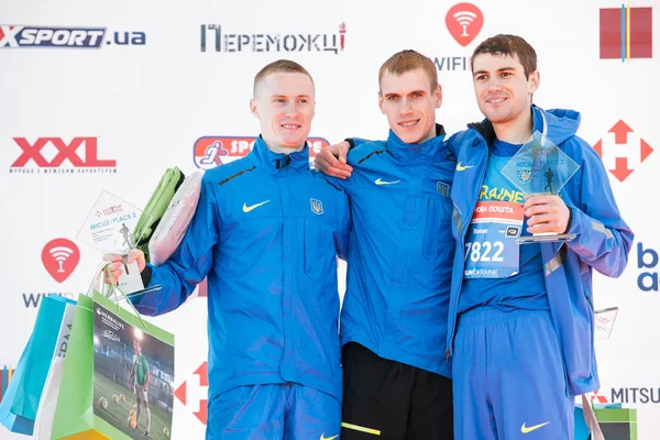 Vencedores do prêmio entre os homens na corrida por uma distância de 5 km na Meia Maratona Nova Poshta Kyiv. 09 Abril 2017 Fotos De Bancos De Imagens Sem Royalties