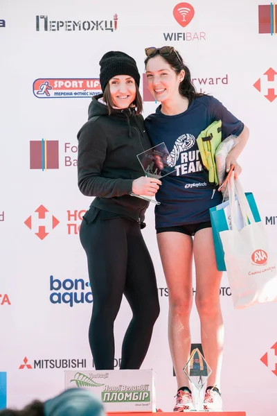 Vencedores do prêmio entre as mulheres na corrida por uma distância de 5 km na Meia Maratona Nova Poshta Kyiv. 09 Abril 2017 Fotografias De Stock Royalty-Free