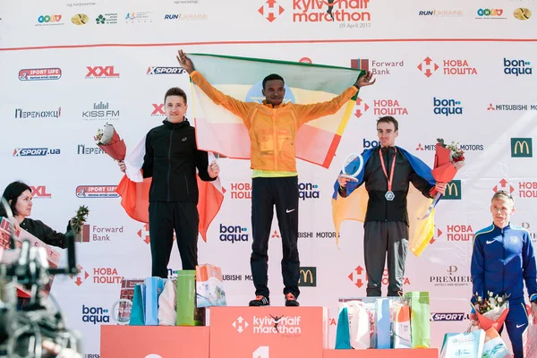 Cena vítězů mezi muži v závodě na vzdálenost 21 km v Nova Poshta Kyjevské Půlmarathónu. 09 duben 2017 Stock Snímky