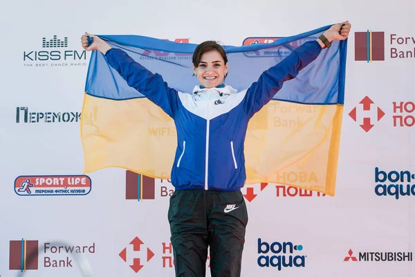 Vencedor do Prêmio Yaremchuk Sofiia (segundo lugar) na corrida por uma distância de 21 km na Meia Maratona Nova Poshta Kyiv. 09 Abril 2017 Imagens De Bancos De Imagens