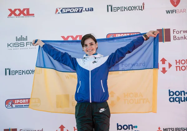 Vencedor do Prêmio Yaremchuk Sofiia (segundo lugar) na corrida por uma distância de 21 km na Meia Maratona Nova Poshta Kyiv. 09 Abril 2017 Fotografia De Stock