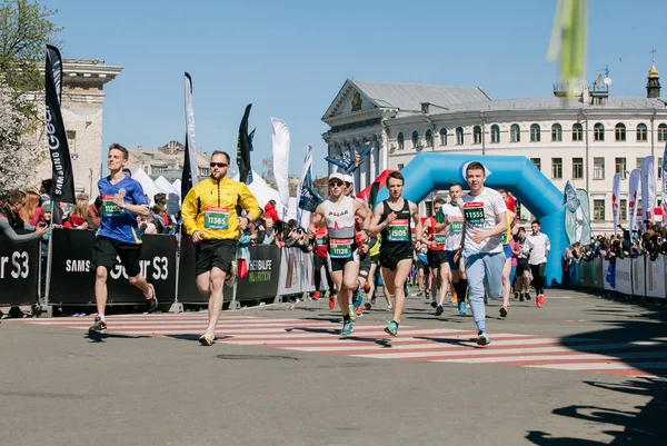 Início da corrida para uma distância de 10 km na Meia Maratona Nova Poshta Kyiv. 09 Abril 2017 Imagem De Stock